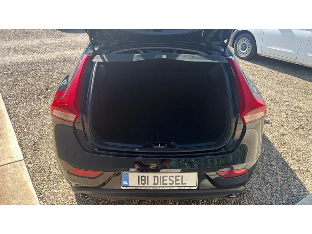 Volvo V40 Hatchback, Diesel, 2018, Black