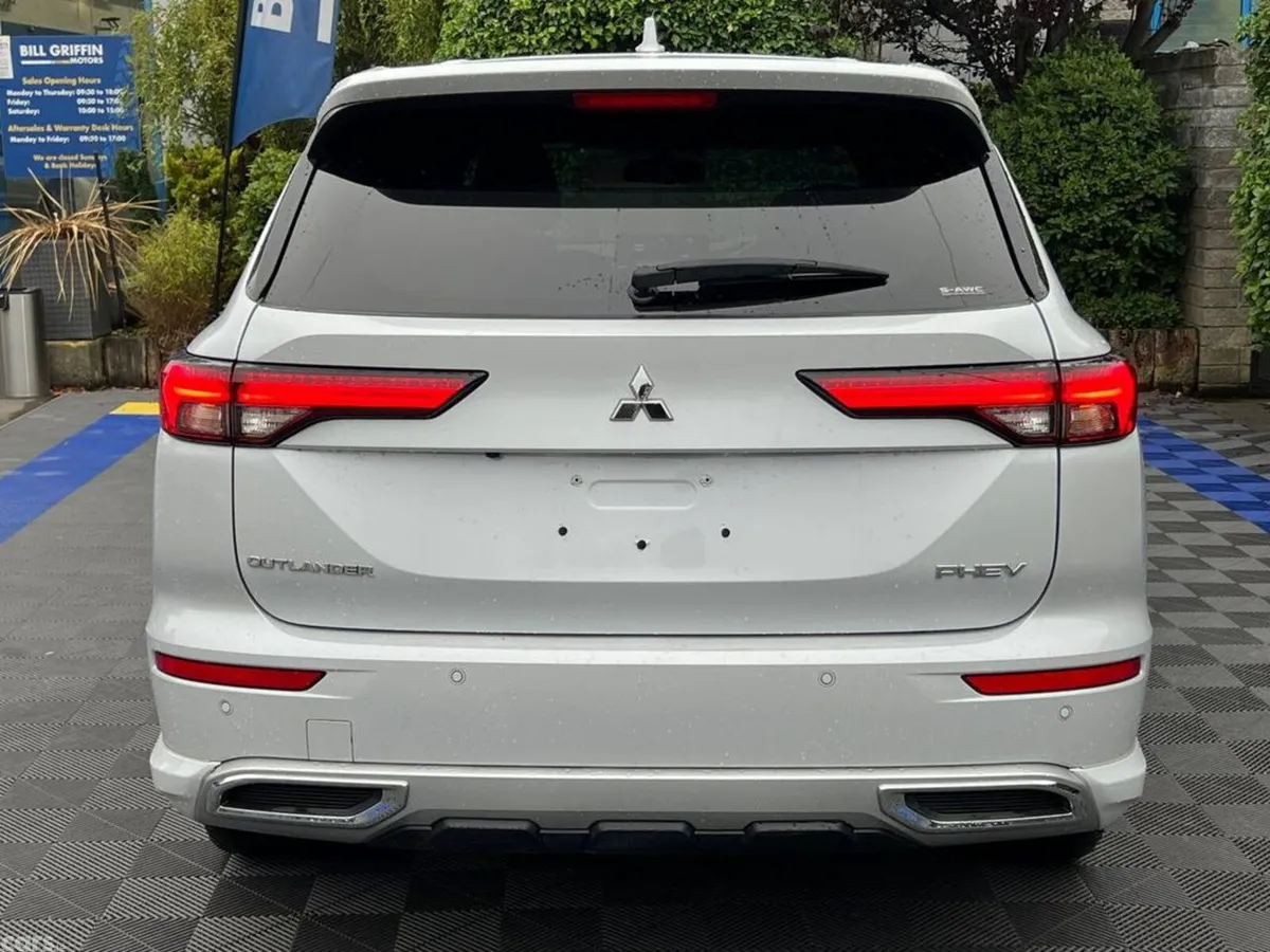 Mitsubishi Outlander SUV, Petrol Plug-in Hybrid, 2022, White
