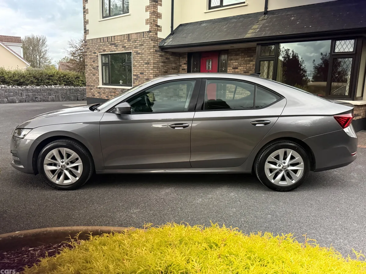 Skoda Octavia Saloon, Diesel, 2023, Grey