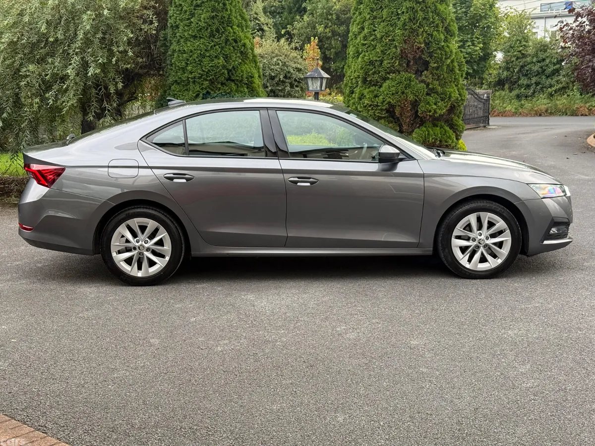 Skoda Octavia Saloon, Diesel, 2023, Grey