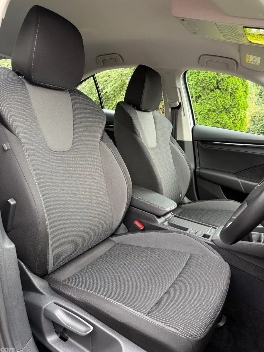 Skoda Octavia Saloon, Diesel, 2023, Grey
