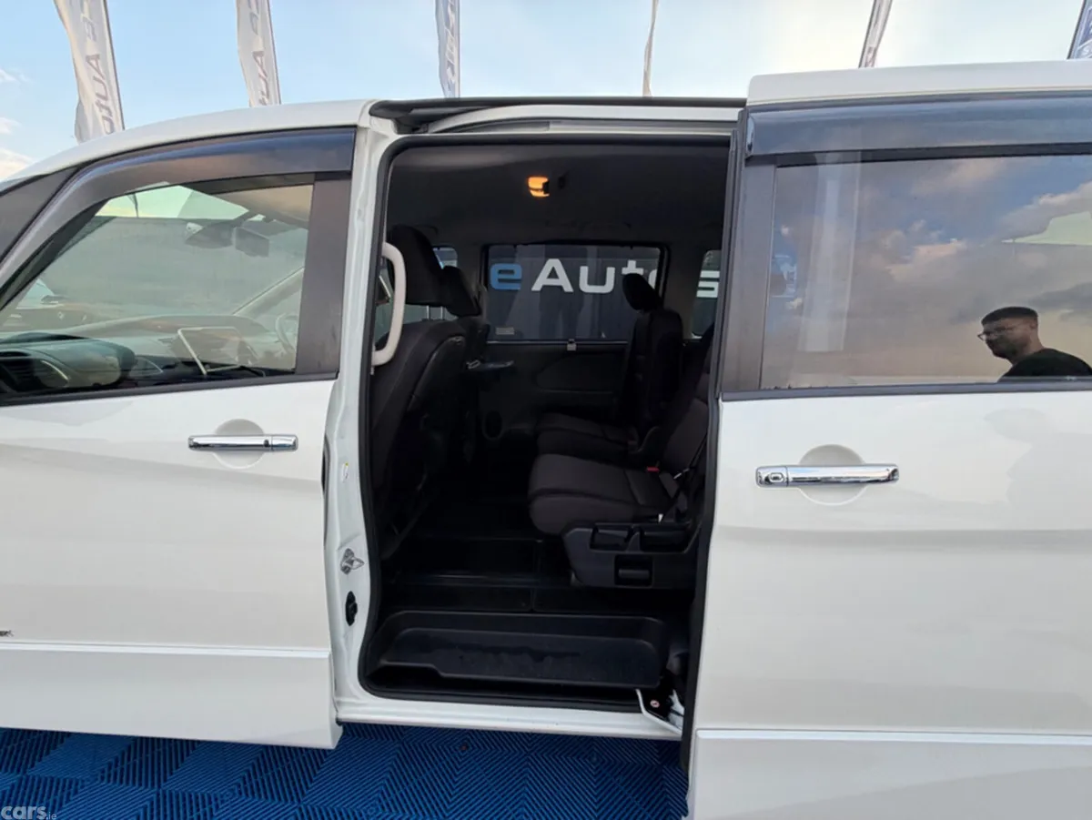 Nissan Serena MPV, Petrol Hybrid, 2021, White