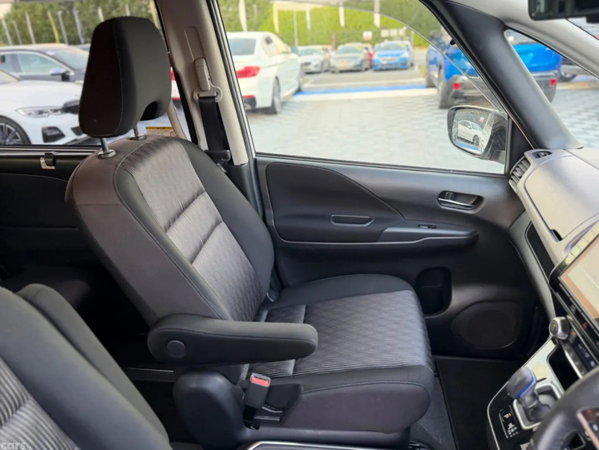 Nissan Serena MPV, Petrol Hybrid, 2021, White