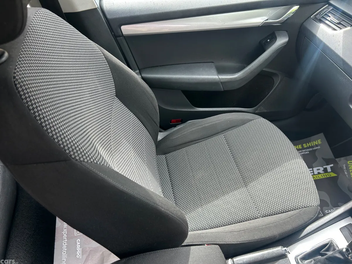 Skoda Octavia Saloon, Diesel, 2017, Grey