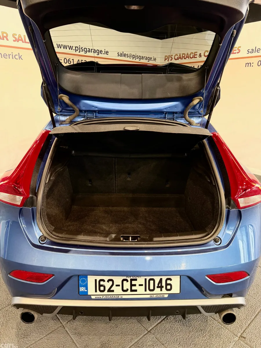 Volvo V40 Hatchback, Diesel, 2016, Blue