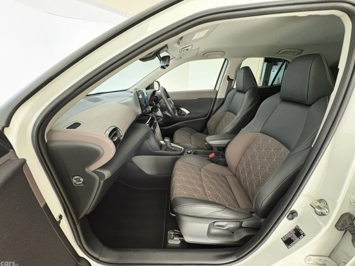 Toyota Yaris Cross SUV, Petrol Hybrid, 2023, White