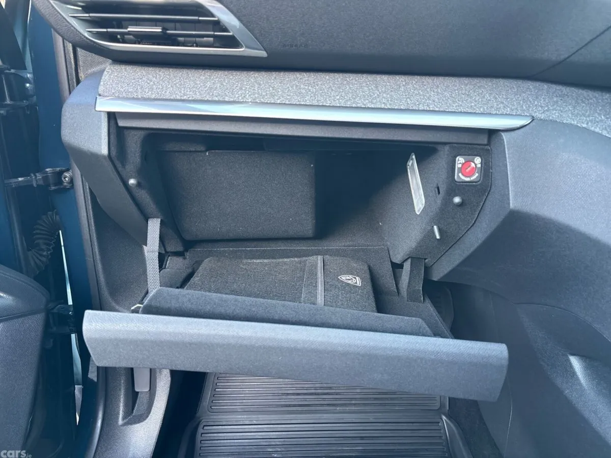 Peugeot 3008 MPV, Diesel, 2023, Blue