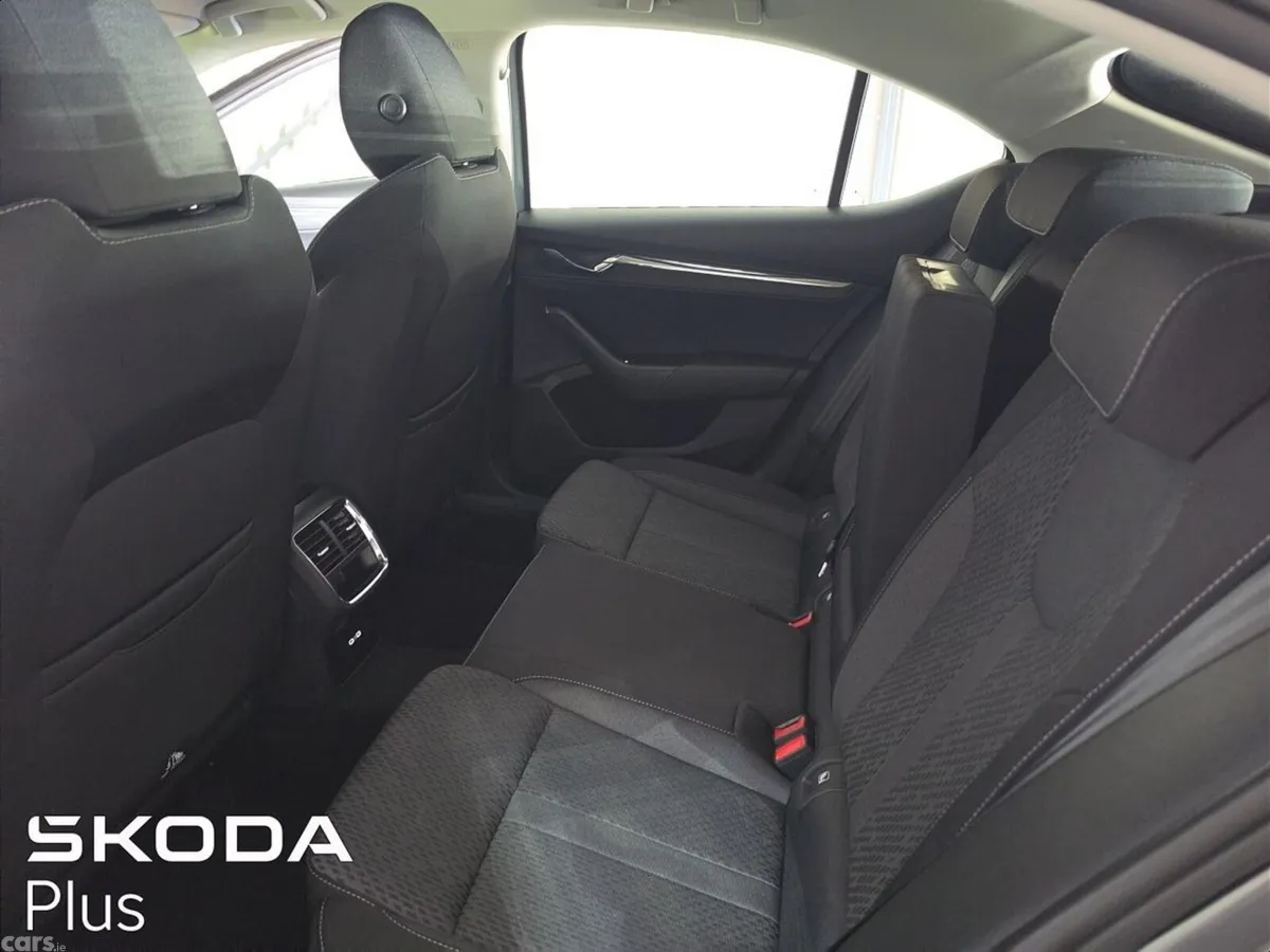 Skoda Octavia Saloon, Diesel, 2024, Grey