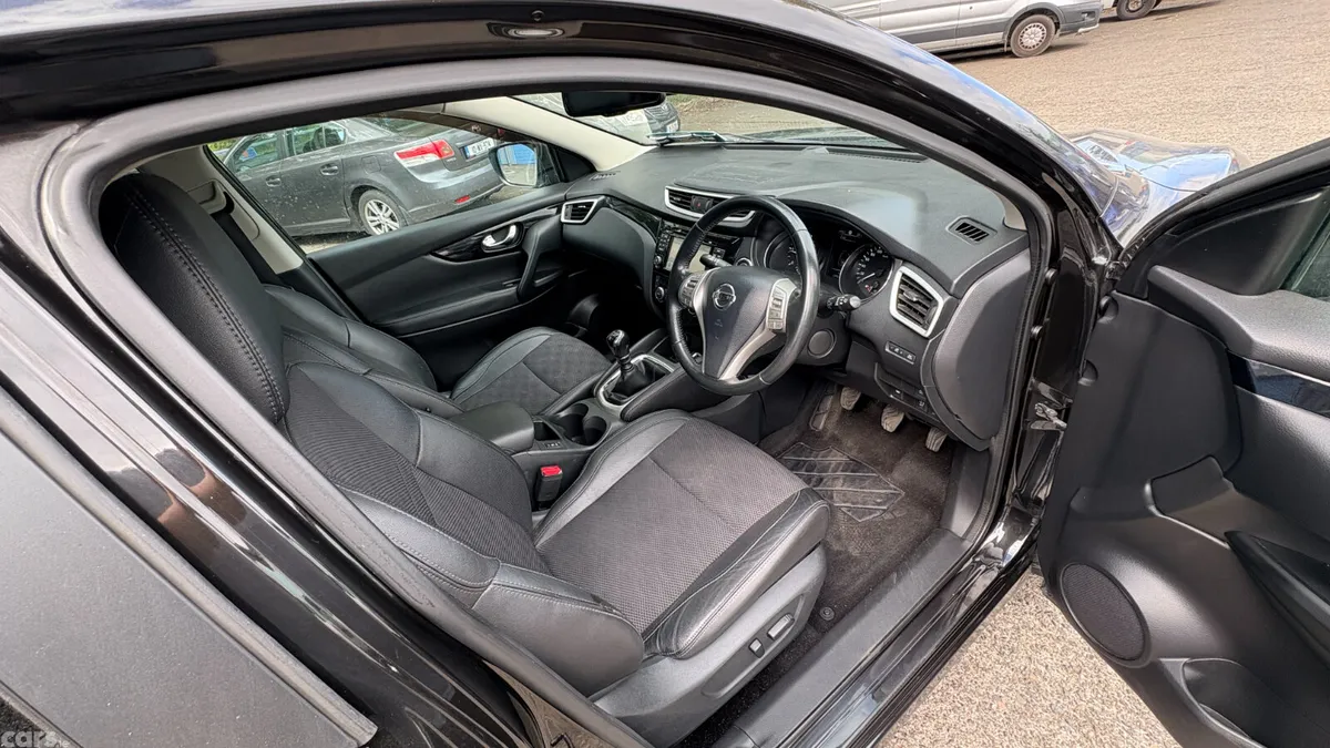 Nissan Qashqai Hatchback, Diesel, 2015, Black
