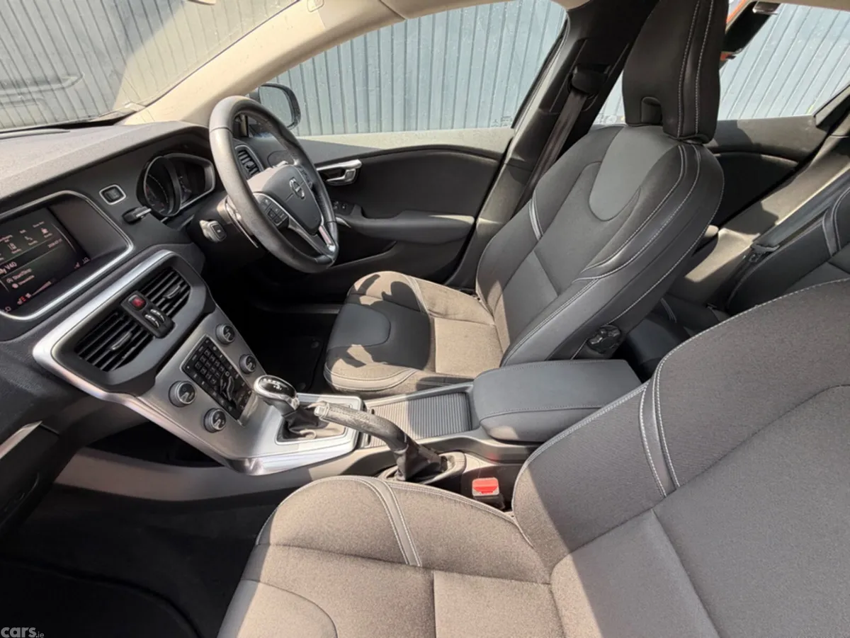 Volvo V40 Hatchback, Diesel, 2018, Grey