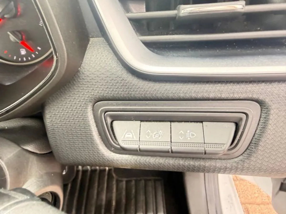 Renault Clio Hatchback, Petrol, 2023, White