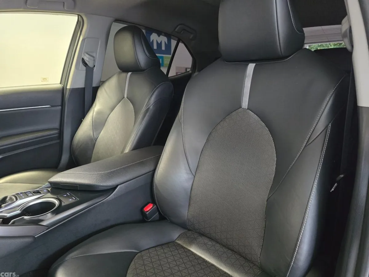 Toyota Camry Saloon, Petrol Hybrid, 2020, Blue