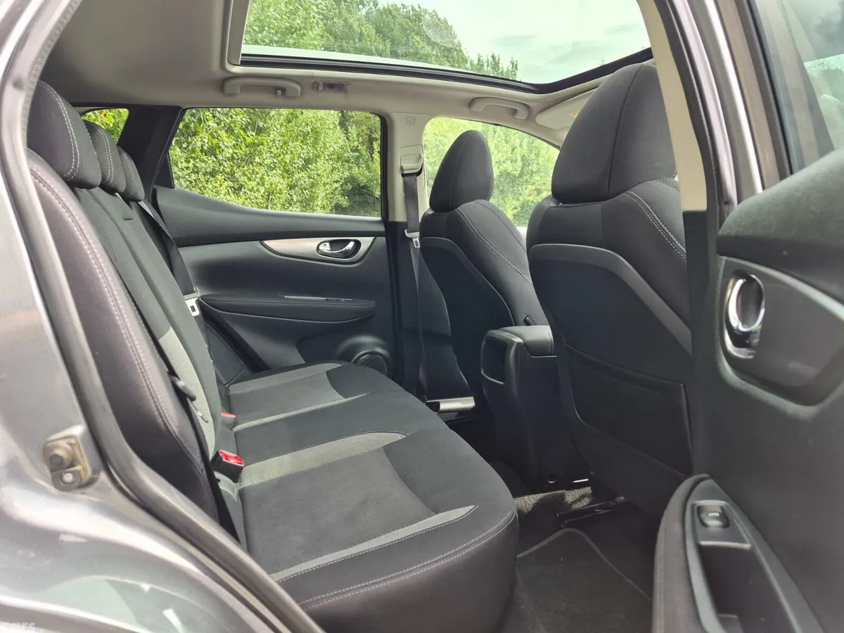 Nissan Qashqai Hatchback, Diesel, 2018, Grey