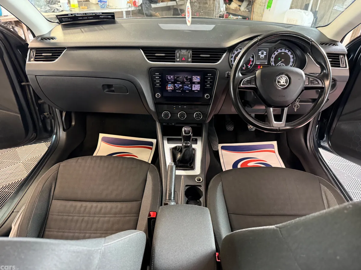 Skoda Octavia Saloon, Diesel, 2017, Grey