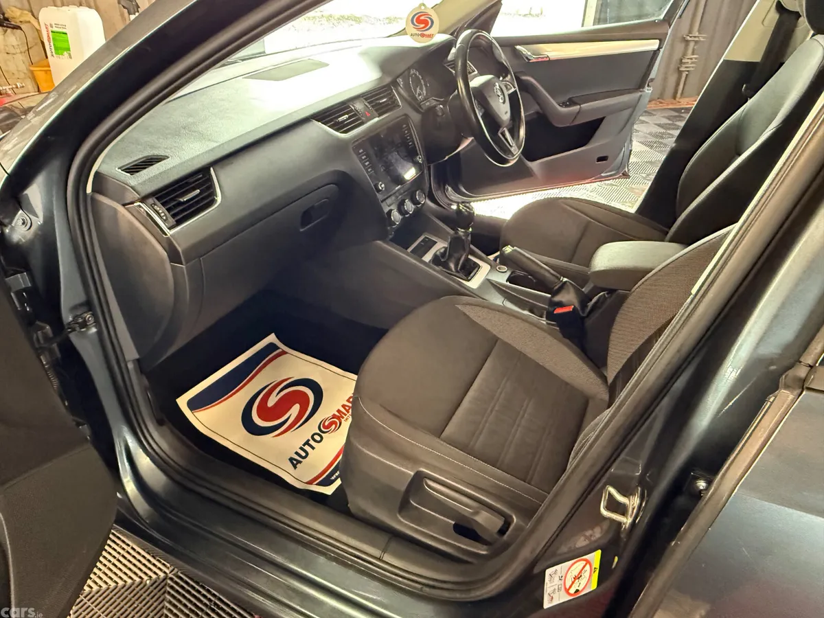 Skoda Octavia Saloon, Diesel, 2017, Grey