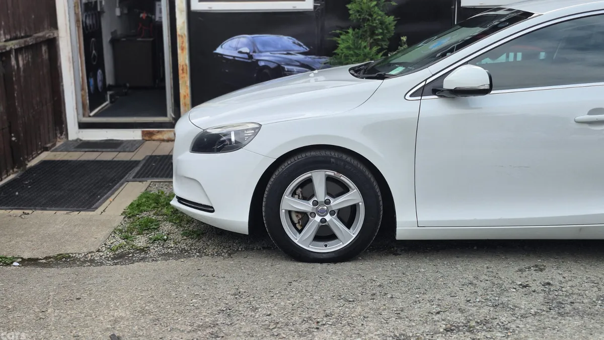 Volvo V40 Hatchback, Petrol, 2015, White