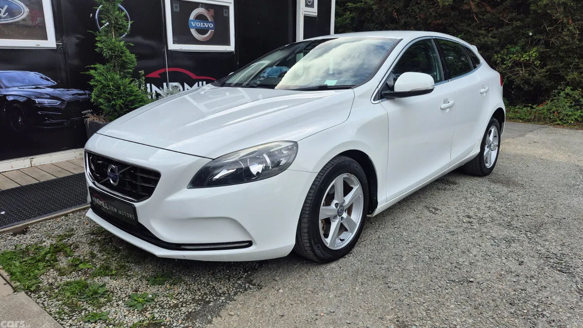 Volvo V40 Hatchback, Petrol, 2015, White