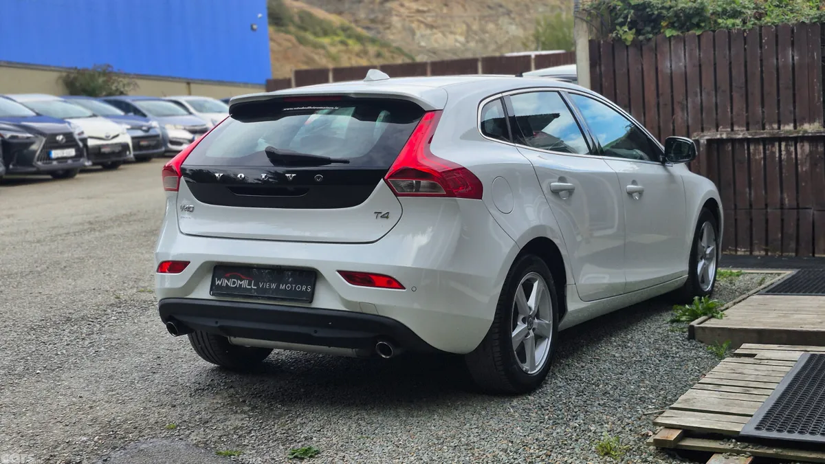 Volvo V40 Hatchback, Petrol, 2015, White