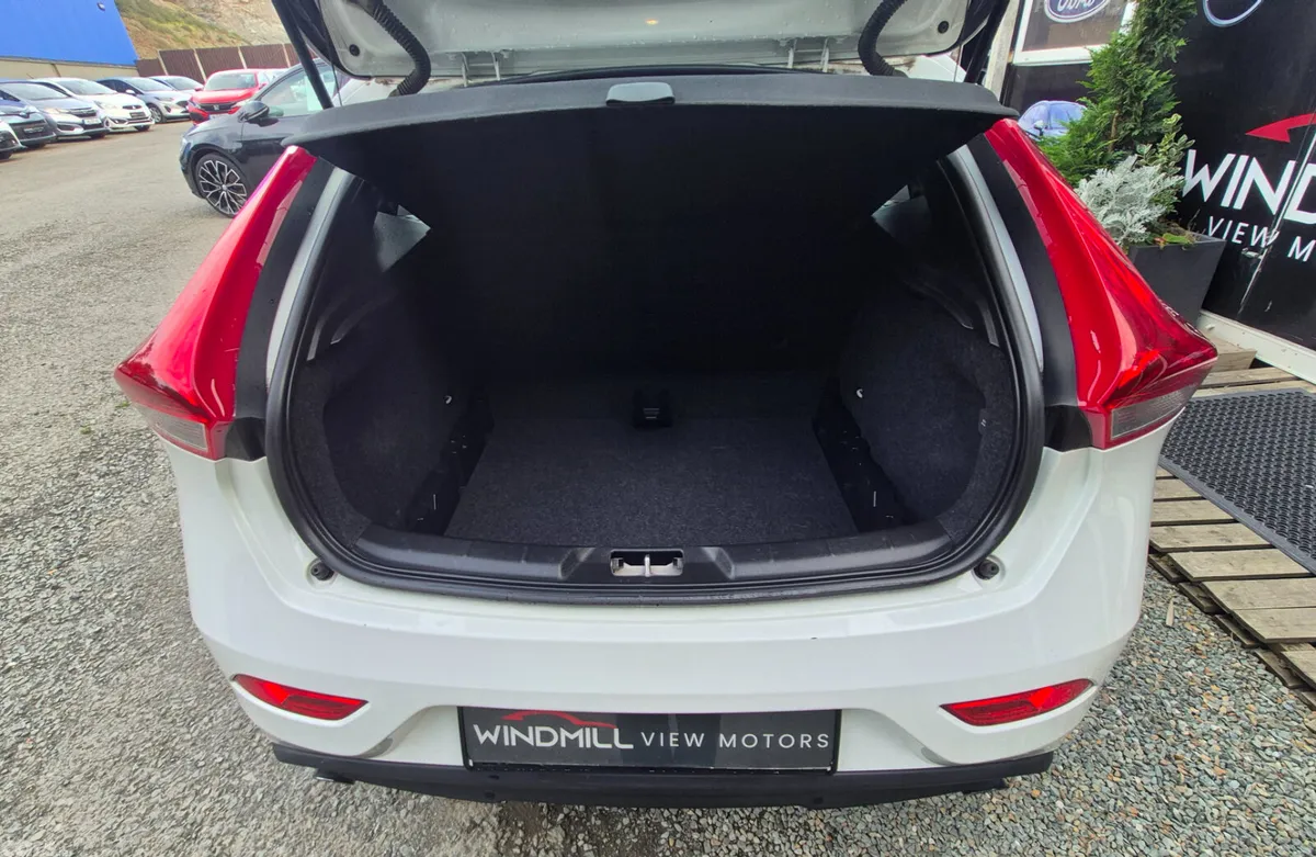 Volvo V40 Hatchback, Petrol, 2015, White