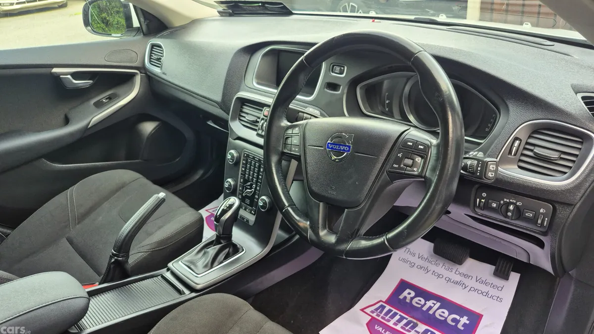 Volvo V40 Hatchback, Petrol, 2015, White