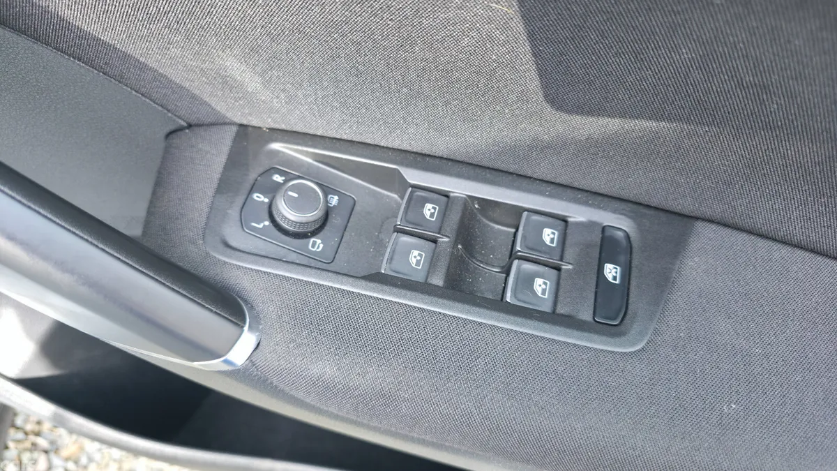 Volkswagen Touran MPV, Petrol, 2016, White