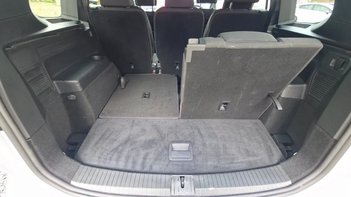Volkswagen Touran MPV, Petrol, 2016, White