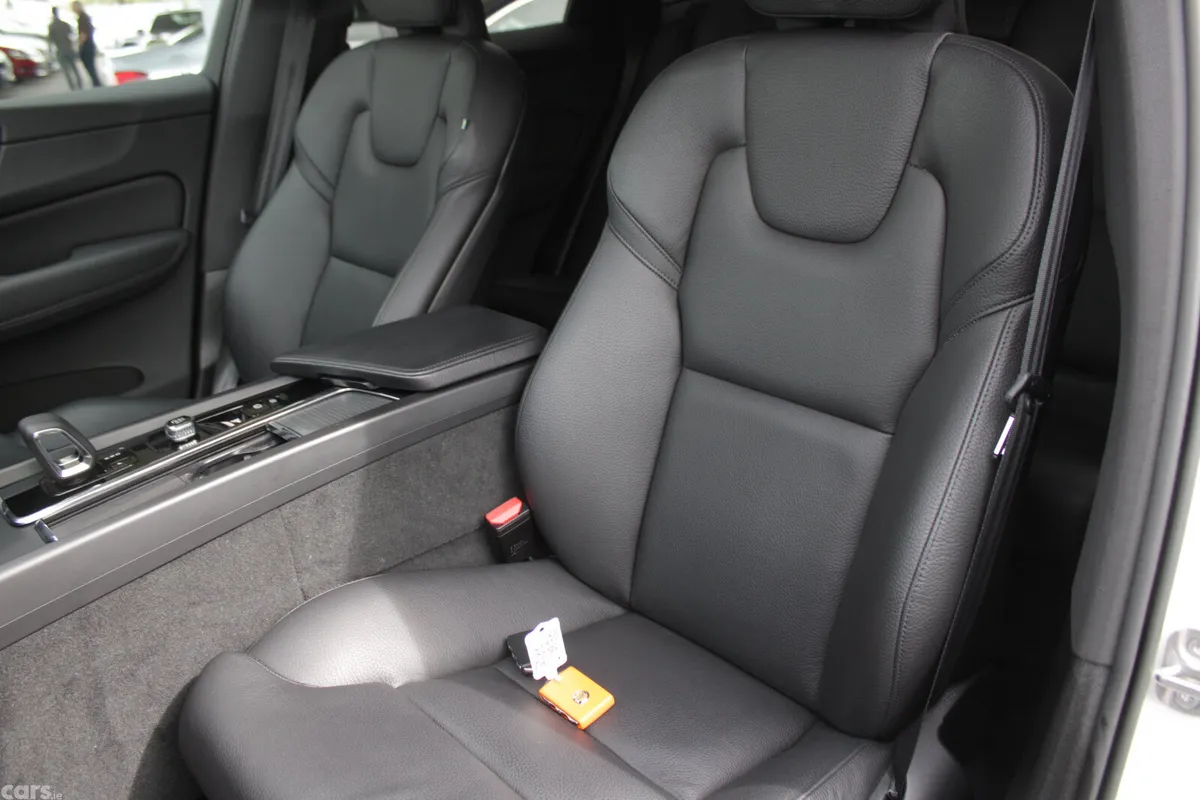 Volvo XC60 MPV, Petrol Plug-in Hybrid, 2022, White
