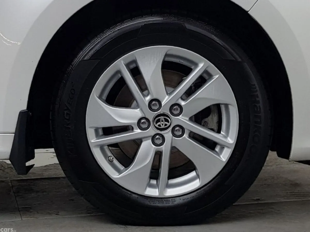 Toyota Yaris Hatchback, Petrol Hybrid, 2023, White
