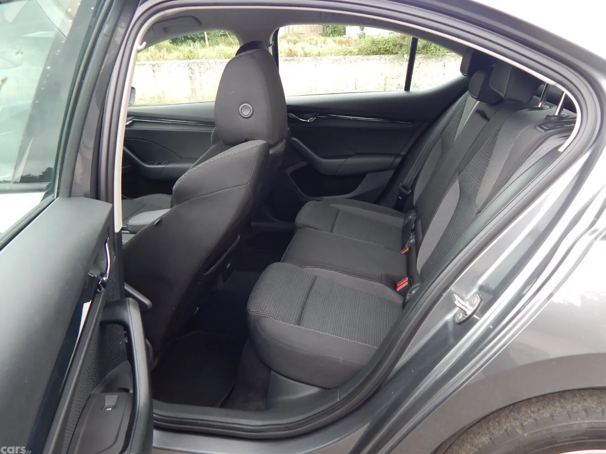 Skoda Octavia Saloon, Diesel, 2022, Grey