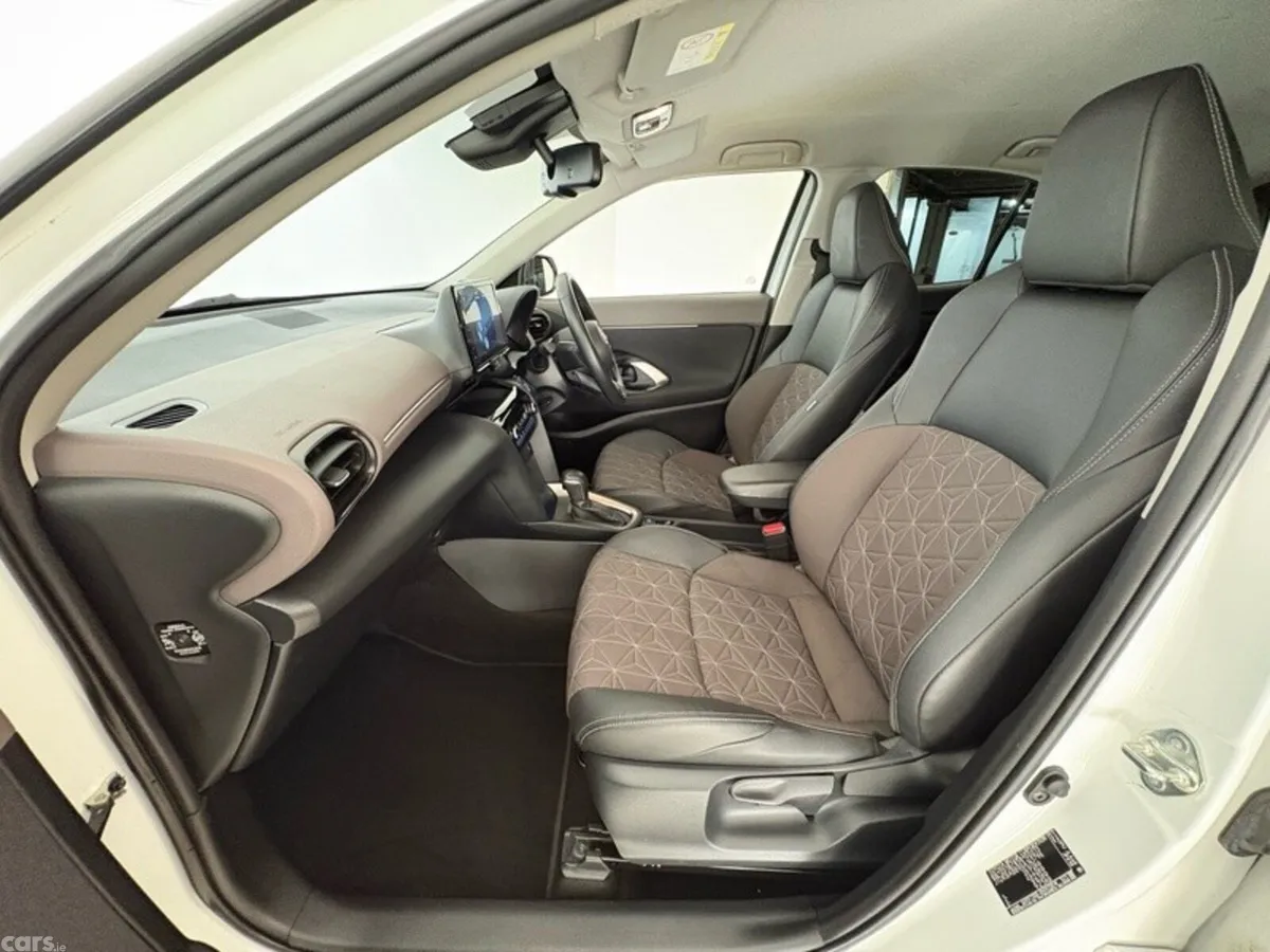 Toyota Yaris Cross SUV, Petrol Hybrid, 2023, White