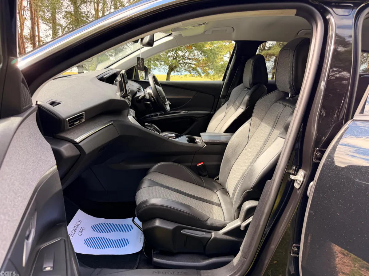 Peugeot 3008 MPV, Petrol, 2022, Black
