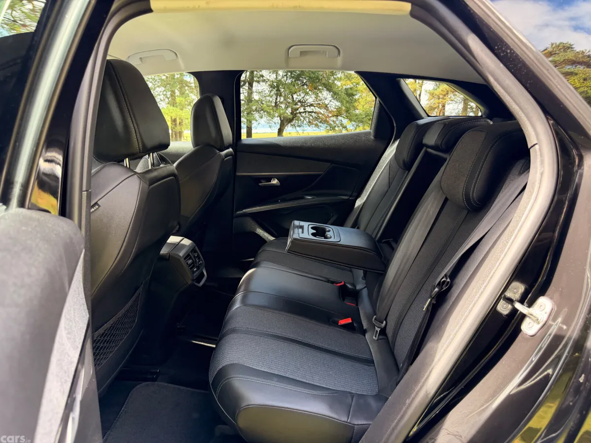 Peugeot 3008 MPV, Petrol, 2022, Black