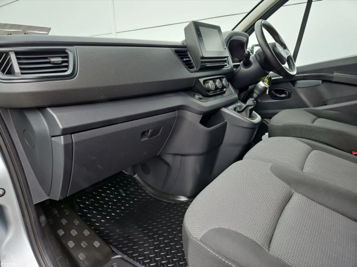 Nissan Primastar MPV, Diesel, 2024, Grey