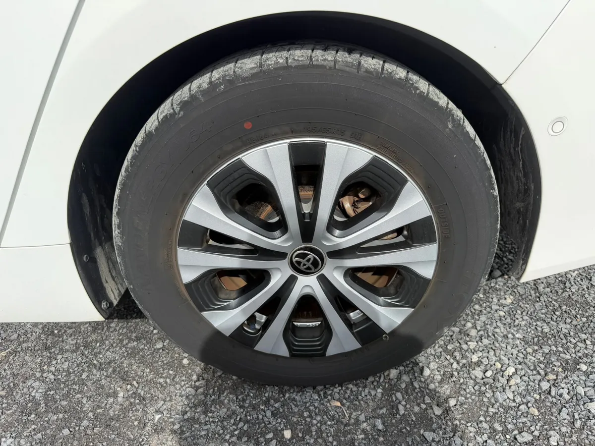Toyota Prius Saloon, Petrol Hybrid, 2021, White