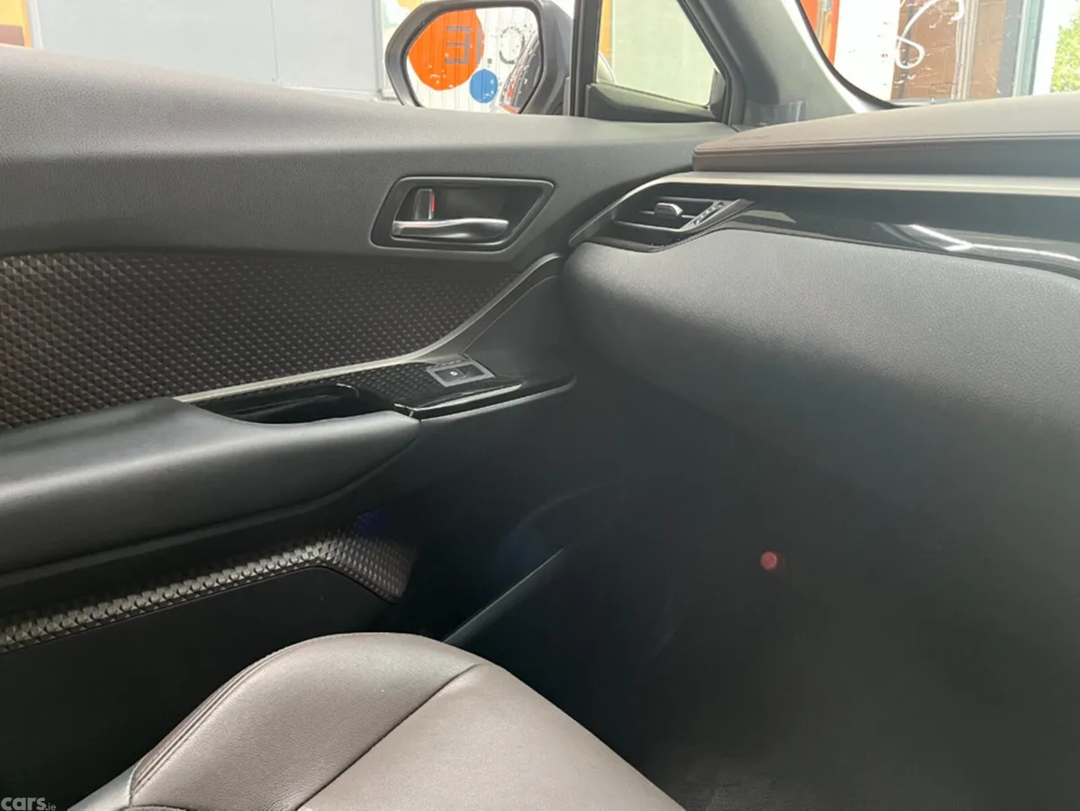 Toyota C-HR SUV, Petrol Hybrid, 2019, White
