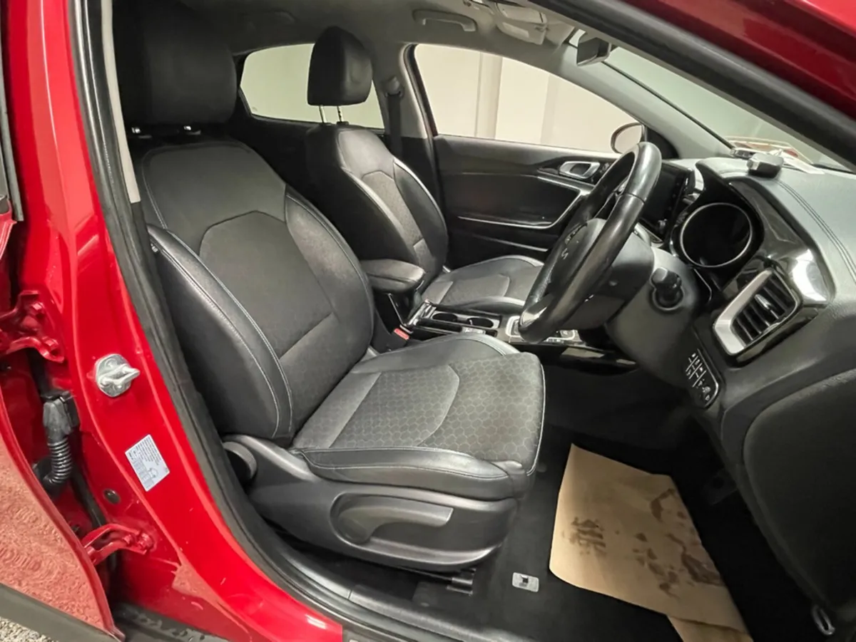 Kia XCeed Hatchback, Petrol Plug-in Hybrid, 2023, Red