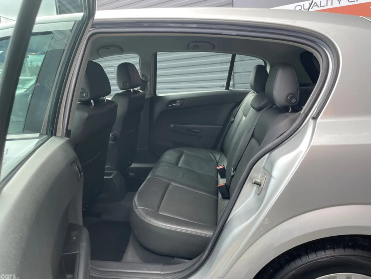 Opel Astra Hatchback, Petrol, 2007, Silver
