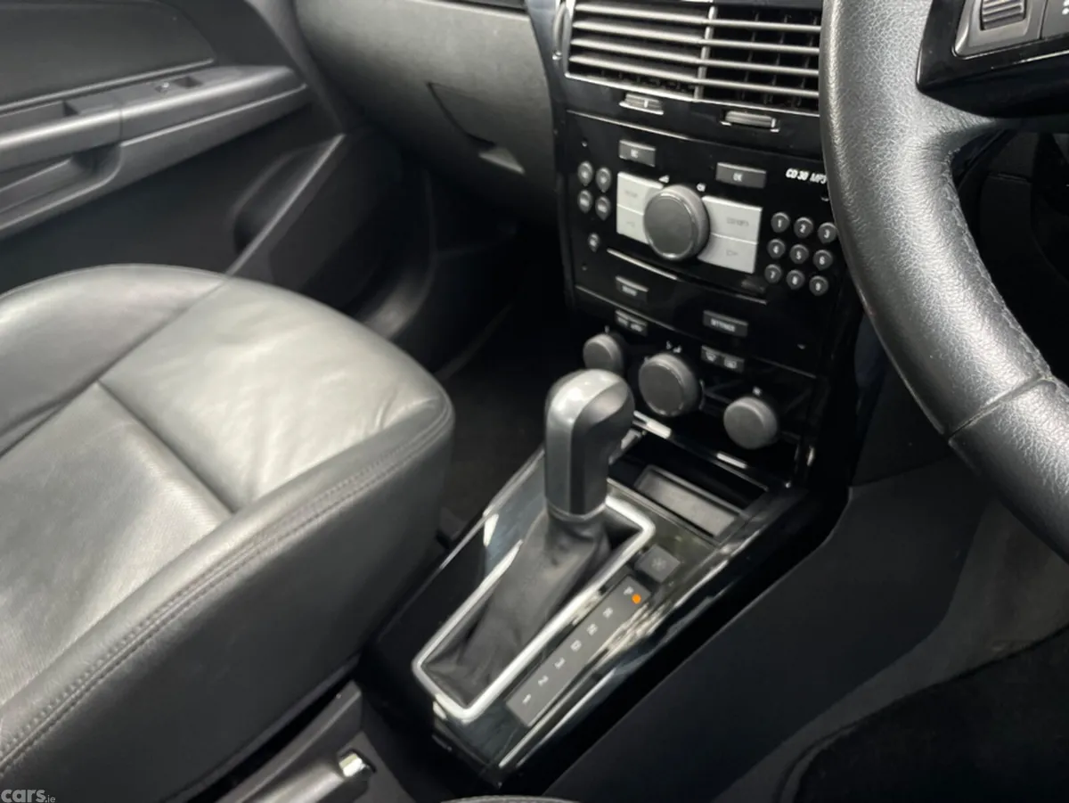 Opel Astra Hatchback, Petrol, 2007, Silver