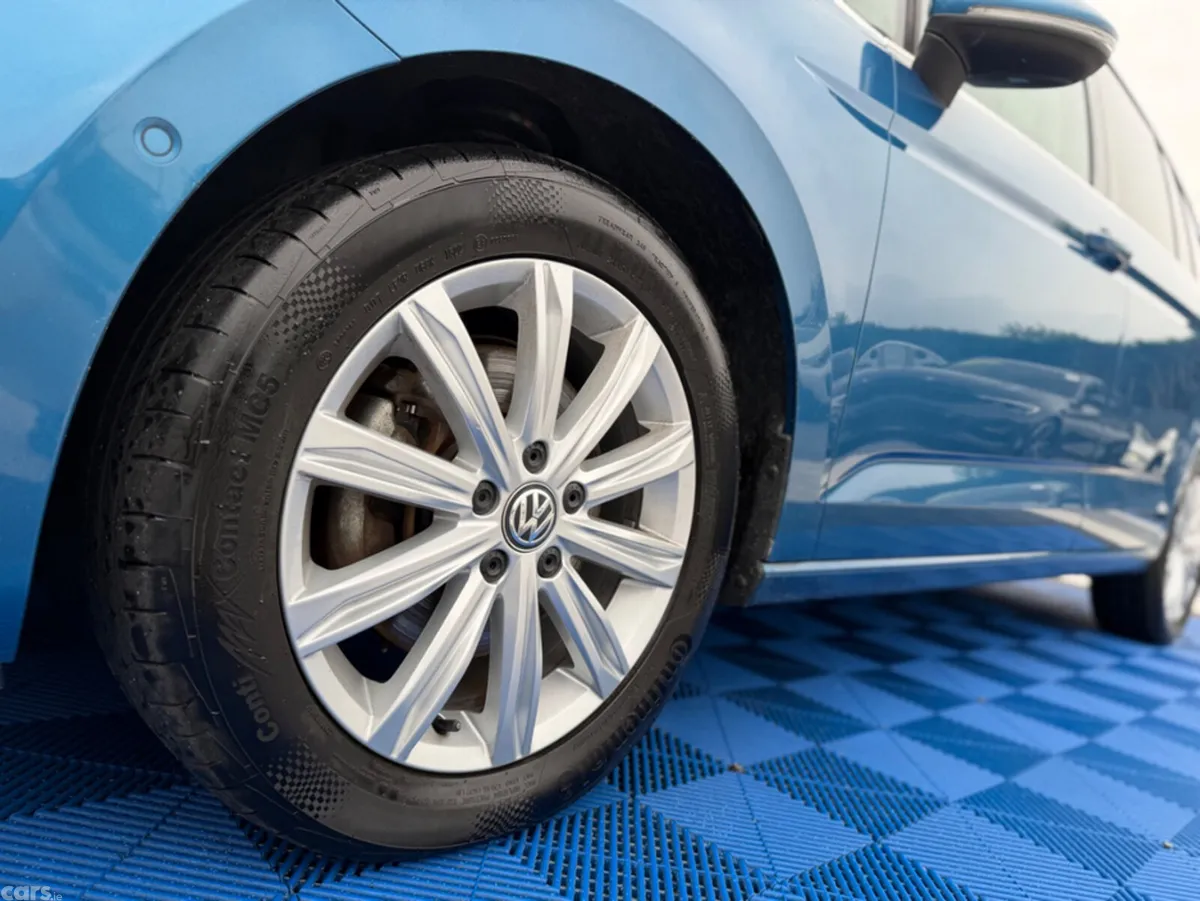 Volkswagen Touran MPV, Diesel, 2019, Blue