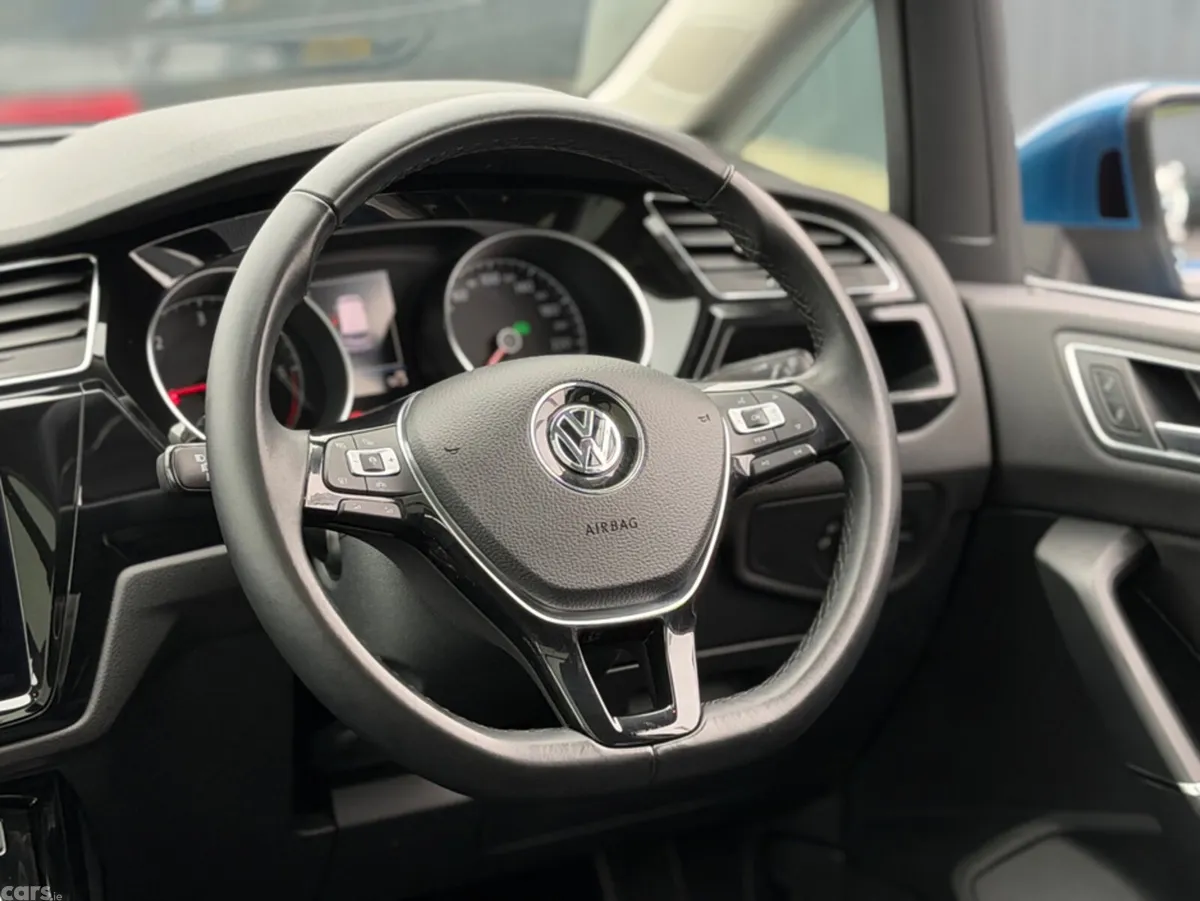 Volkswagen Touran MPV, Diesel, 2019, Blue