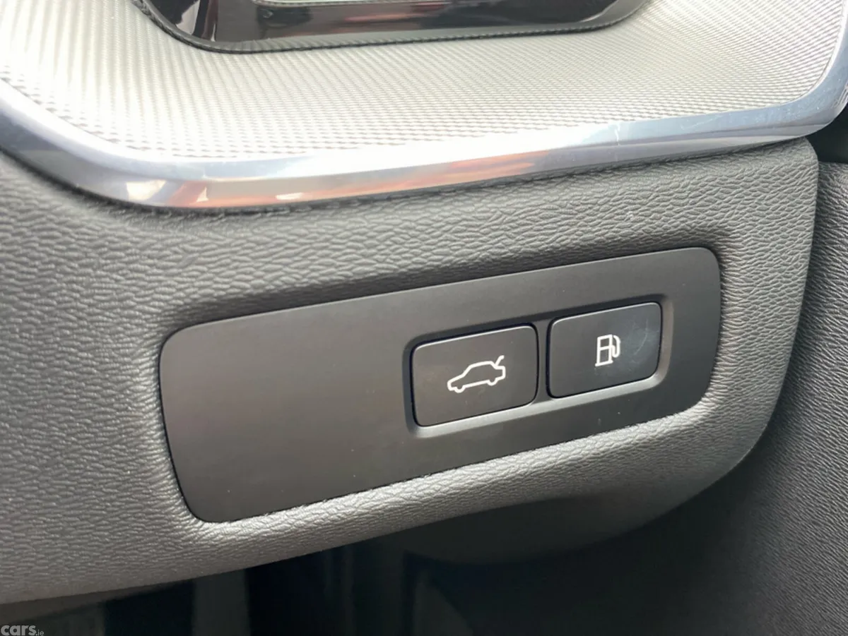 Volvo XC60 SUV, Petrol Plug-in Hybrid, 2024, Black