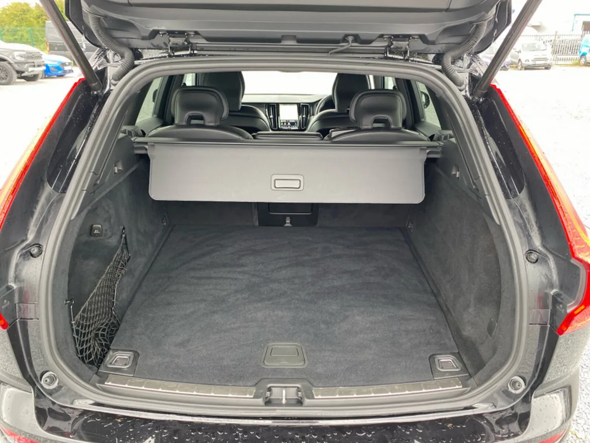 Volvo XC60 SUV, Petrol Plug-in Hybrid, 2024, Black