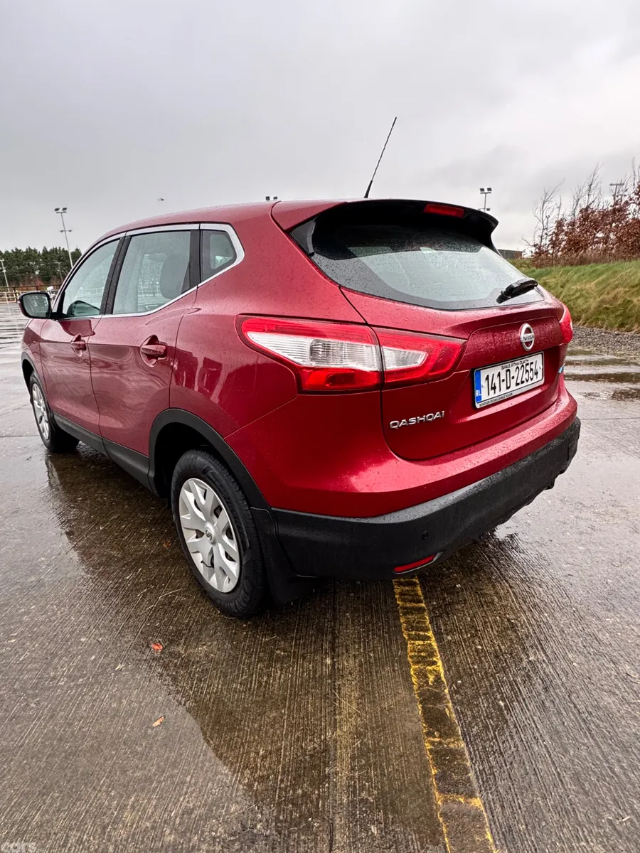 Nissan Qashqai Hatchback, Diesel, 2014, Red