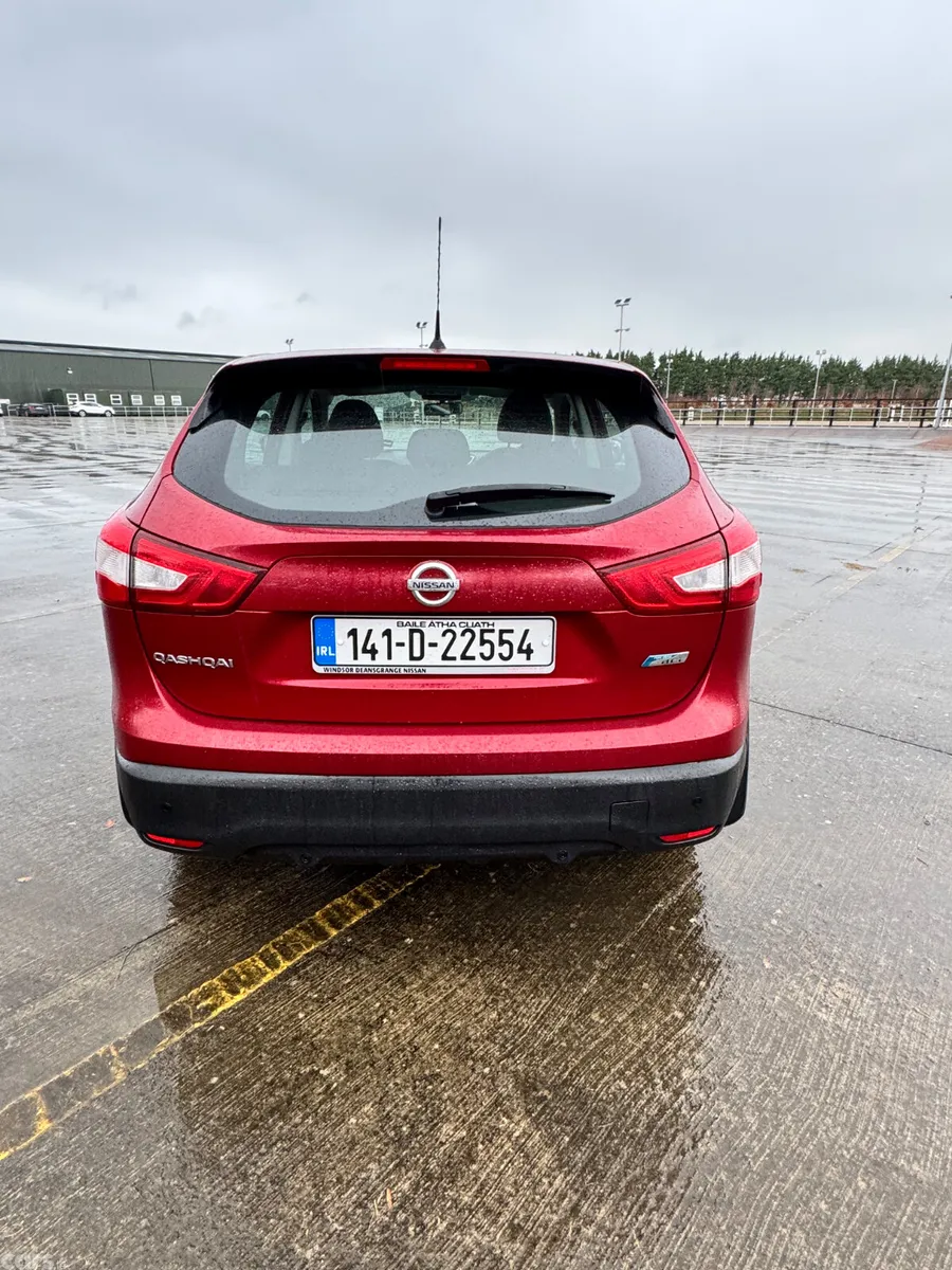 Nissan Qashqai Hatchback, Diesel, 2014, Red