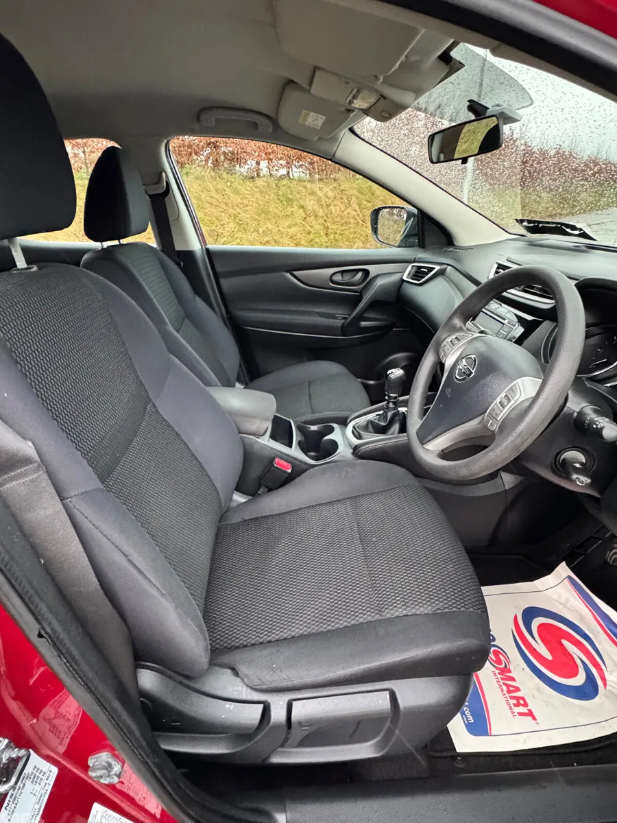 Nissan Qashqai Hatchback, Diesel, 2014, Red