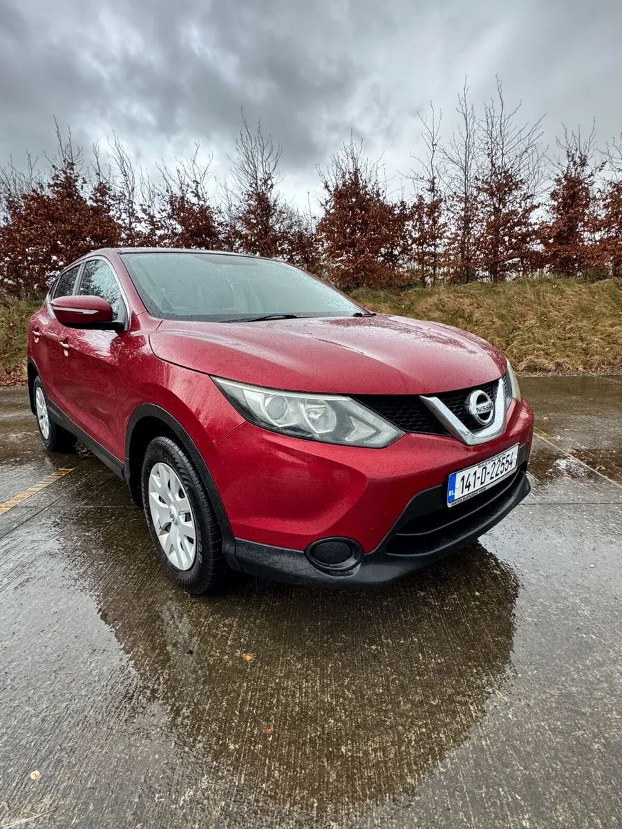 Nissan Qashqai Hatchback, Diesel, 2014, Red