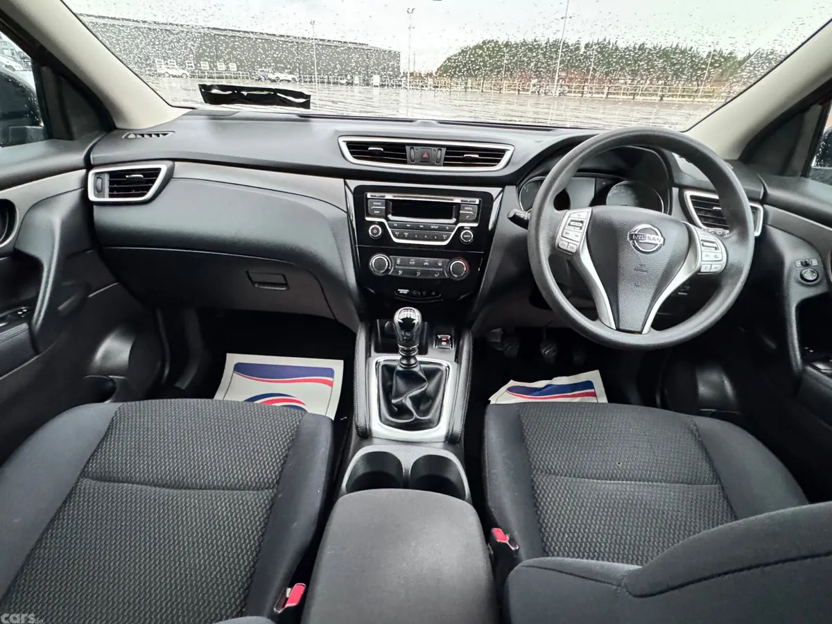 Nissan Qashqai Hatchback, Diesel, 2014, Red