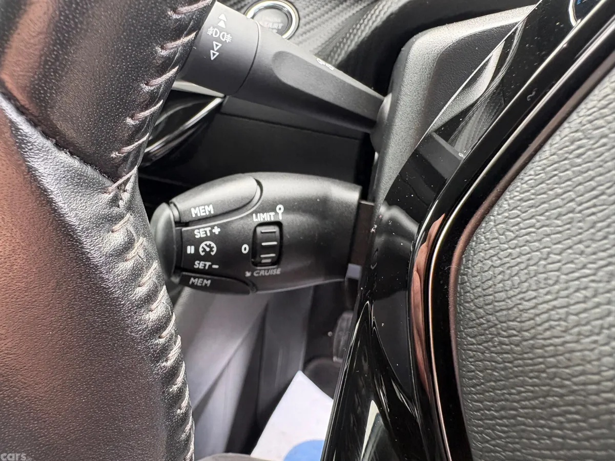Peugeot 2008 MPV, Petrol, 2022, White