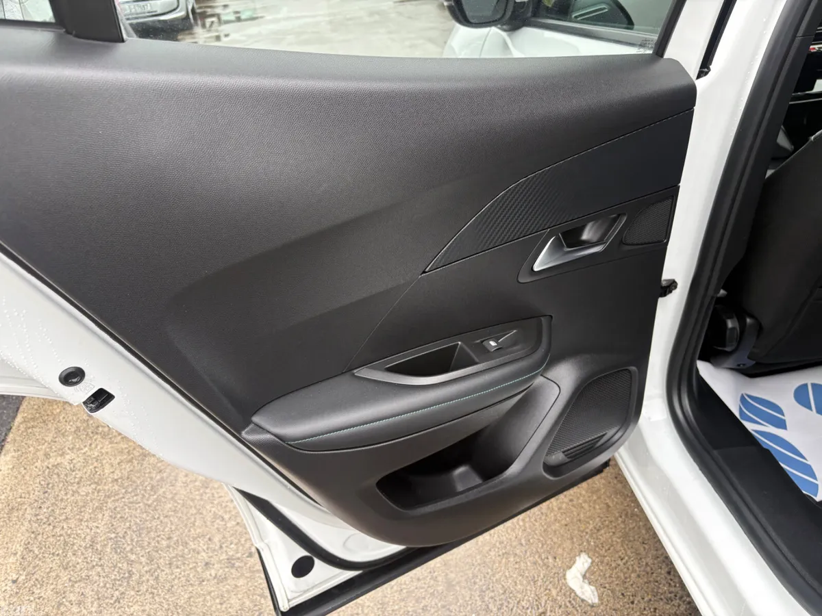 Peugeot 2008 MPV, Petrol, 2022, White