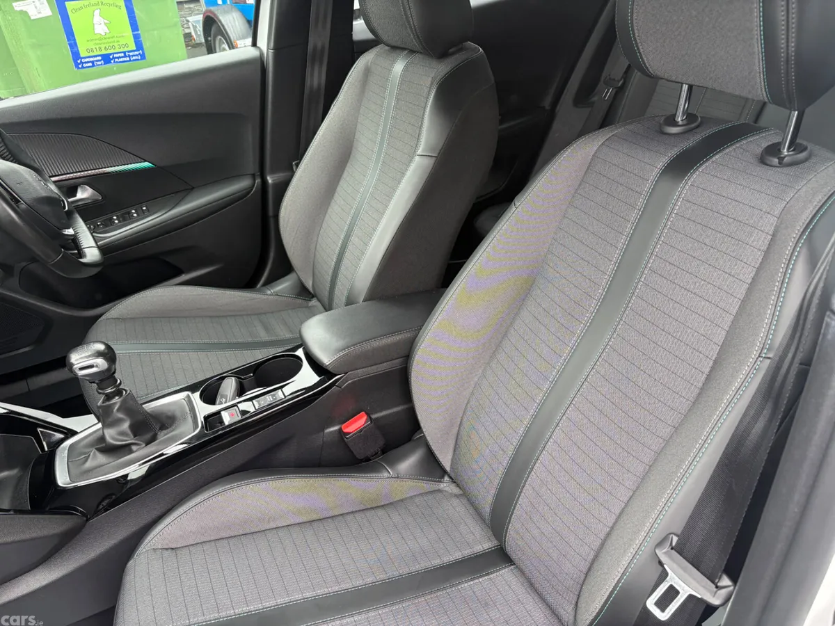Peugeot 2008 MPV, Petrol, 2022, White